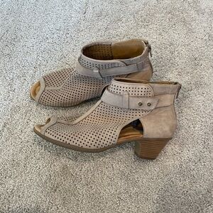 Earth Intrepid Taupe Leather Ankle Booties